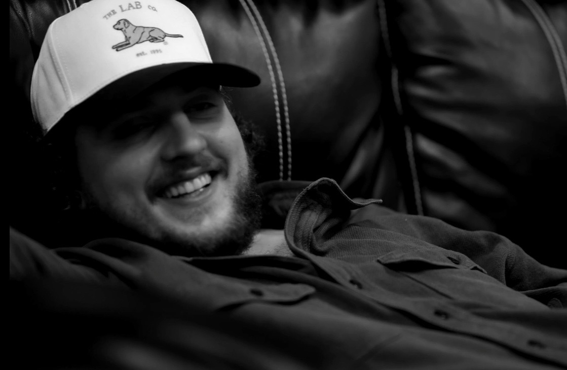 Max Geers relaxing backstage